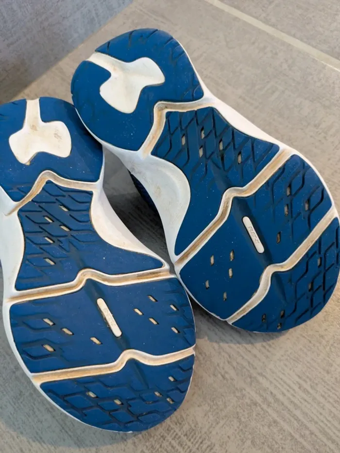 Baskets à scratch flexibles et légères Decathlon taille 29 - photo numéro 4