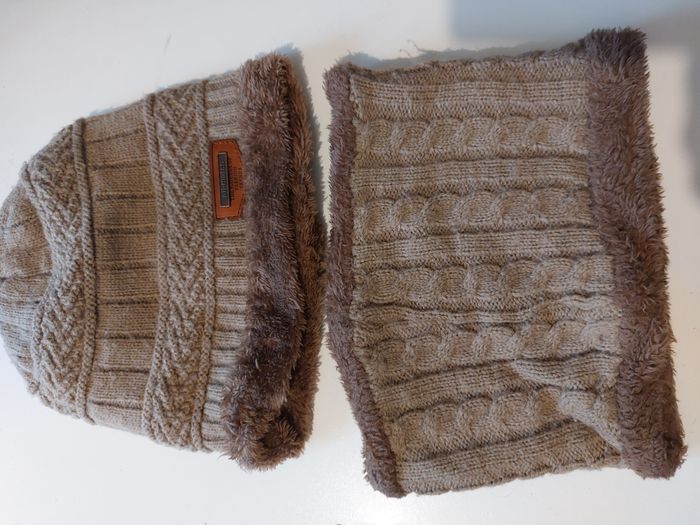 beau ensemble cache cou et bonnet marron 10 ans