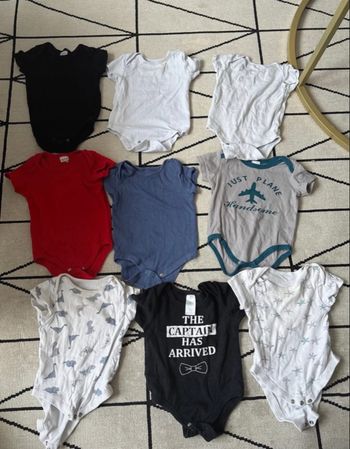 Lot bodies bébé 