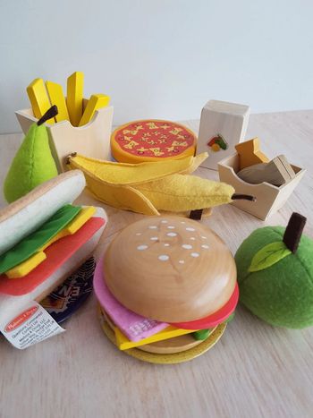 Aliments en tissu et dînette en bois fast-food