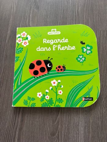 Livre « regarde dans l’herbe »