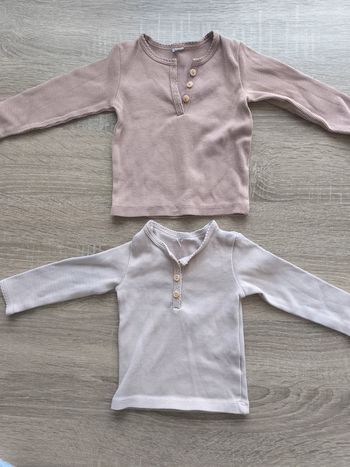 Lot de deux tee shirt manches longues beige crème 6 mois sans étiquette