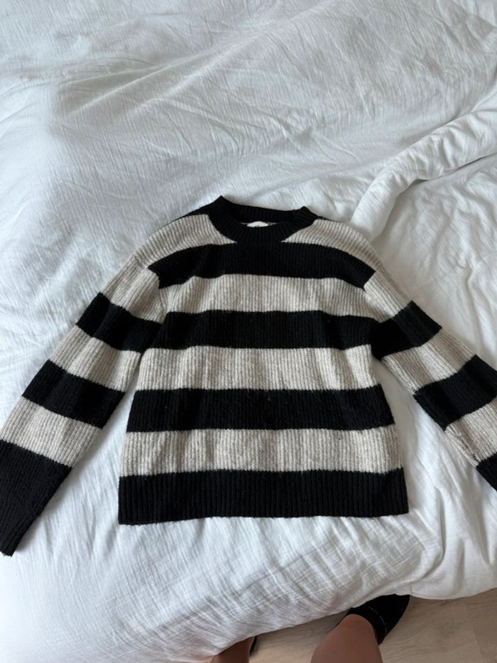 Pull rayé noir et blanc