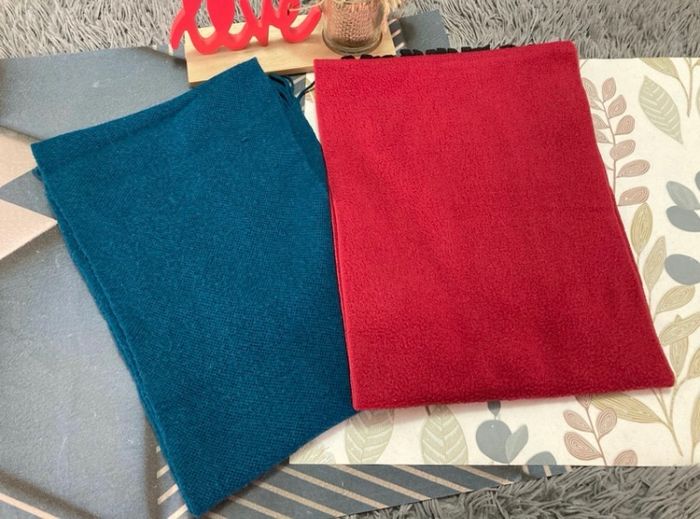 2 écharpes : 1 bleue / 1 bordeaux