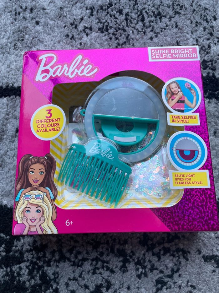Coffret Barbie contenant un miroir selfie,  des stickers, 1 barette