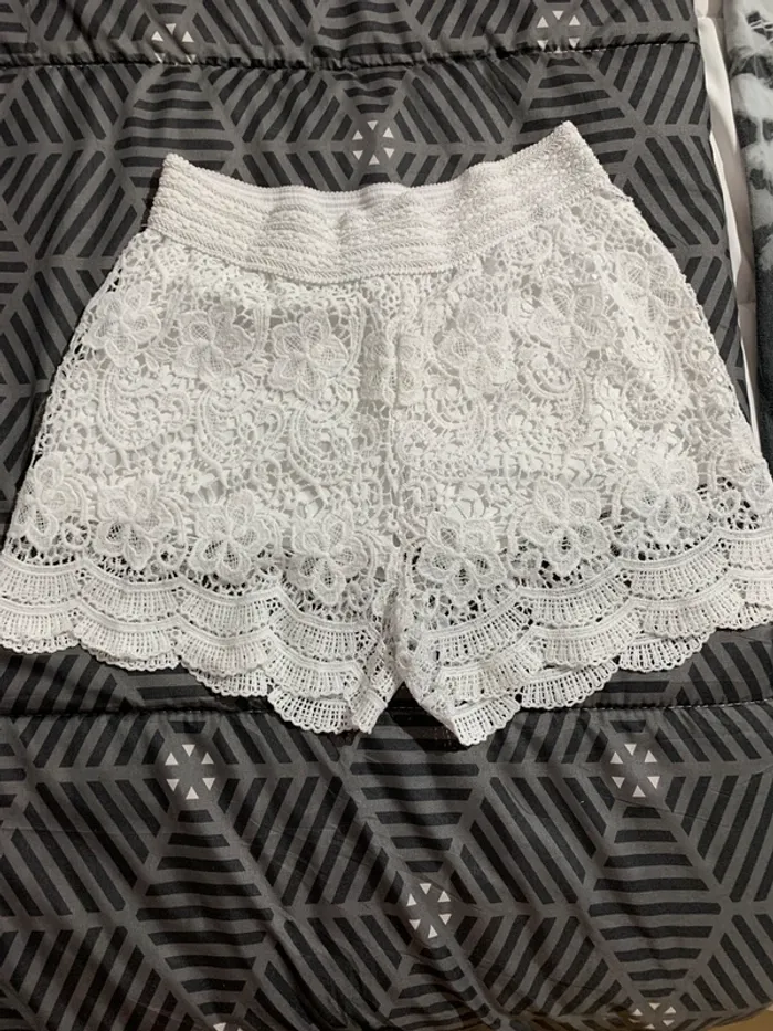 Short en dentelle