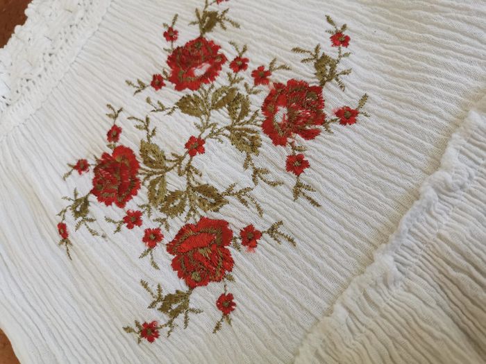 Robe blanche brodée de fleurs rouges - photo numéro 6