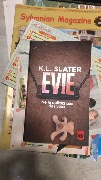 Évie Ne la quittez pas des yeux