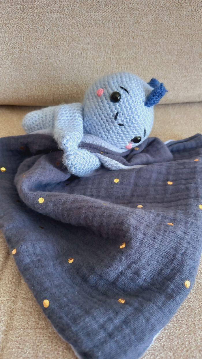 Doudou plat peluche dinosaure amigurumi au crochet bleu - photo numéro 5