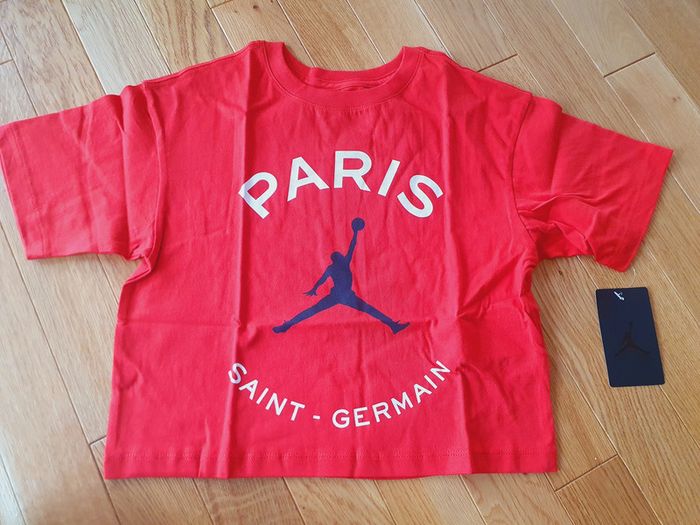 T-Shirt Nike Jordan PSG Rouge pour fille (croped) taille 8-10 ans neuf sous blister