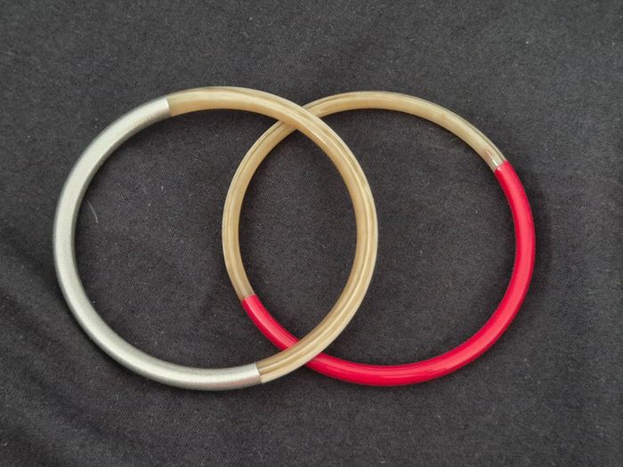 Lot de 2 bracelets neufs en corne de bœuf