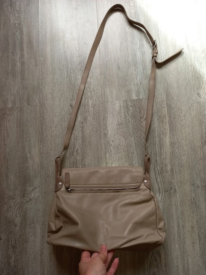 sac bandoulière lancaster en cuir beige et doré - photo numéro 2