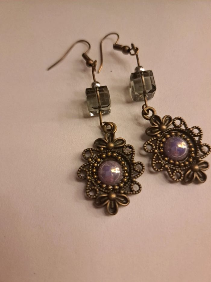 Boucles d'oreilles pendante violet et bronze - photo numéro 5