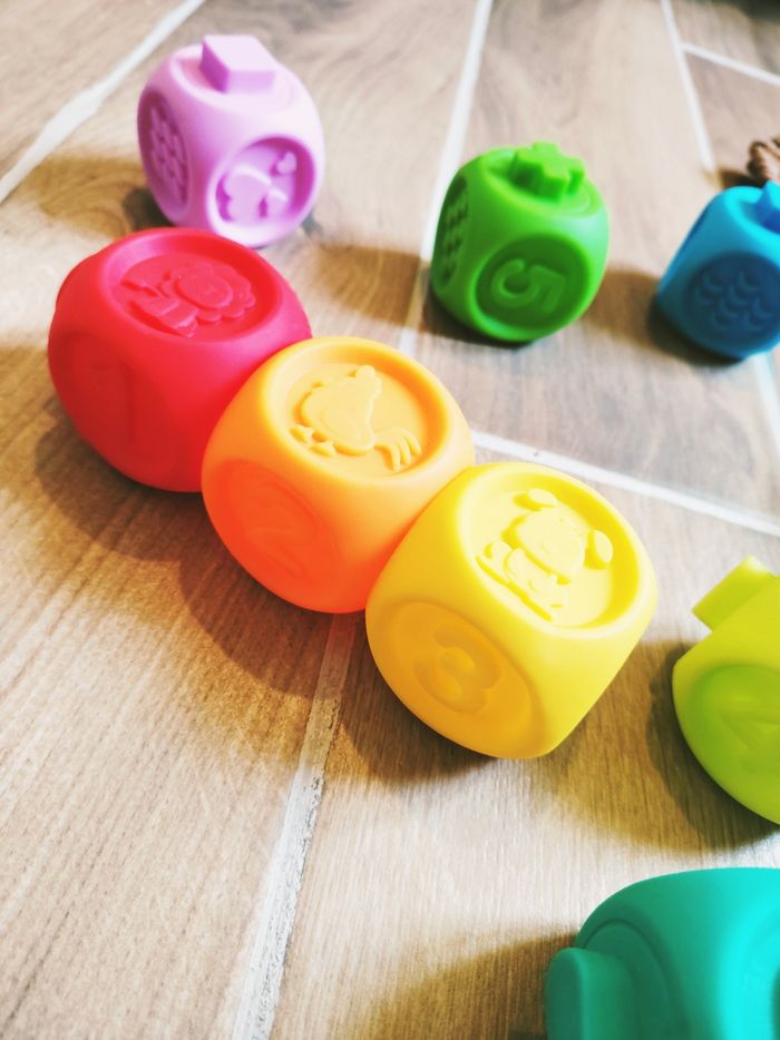 👶Lot de cubes blocs emboitables et sensoriels en plastique premier âge marque Oxybul - photo numéro 2