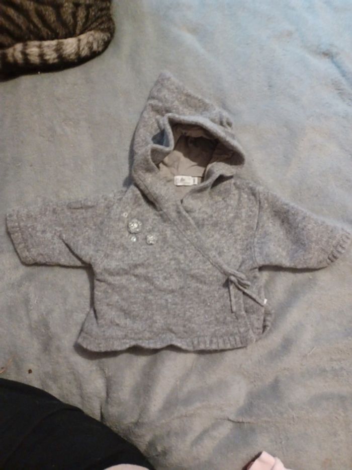 Gilet cache coeur capuche 1 mois