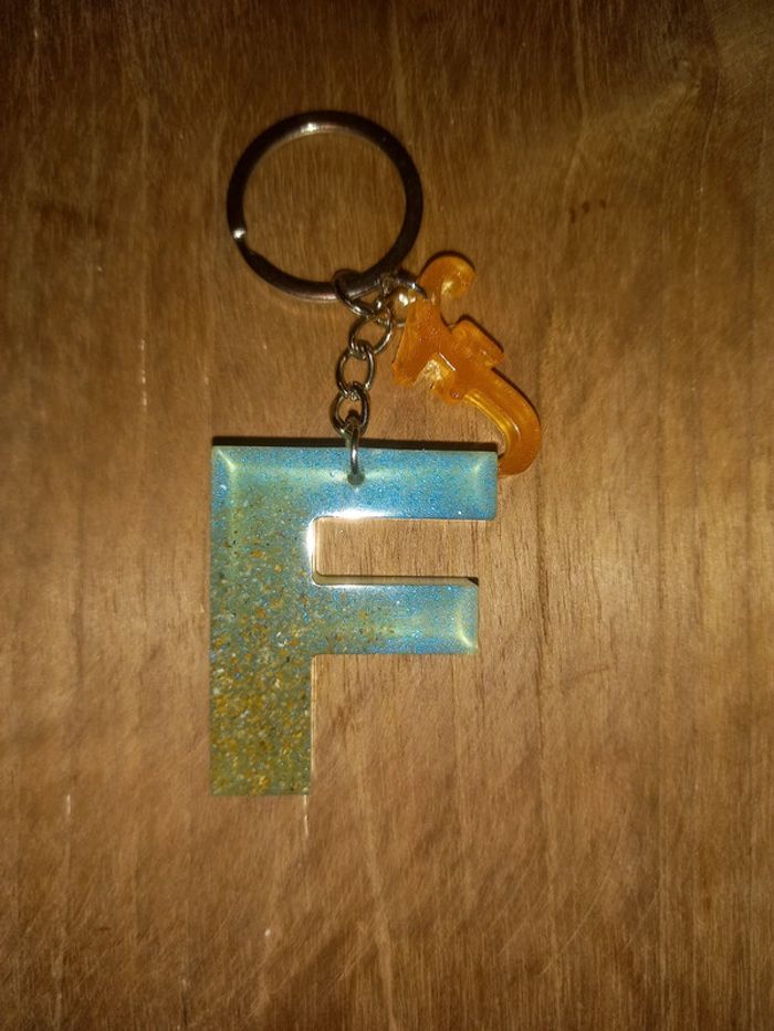 Porte clé lettre F sable résine epoxy