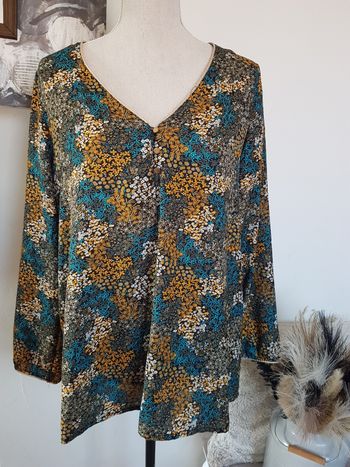 Blouse multicolore, 3 petits boutons devant. Blancheporte. Taille 42, 50cm aux aisselles.