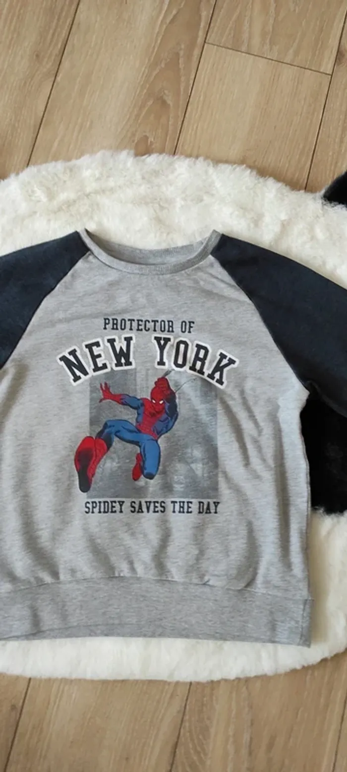 🐼 Sweat Marvel 7 8 ans très bon état  🐼 - photo numéro 2