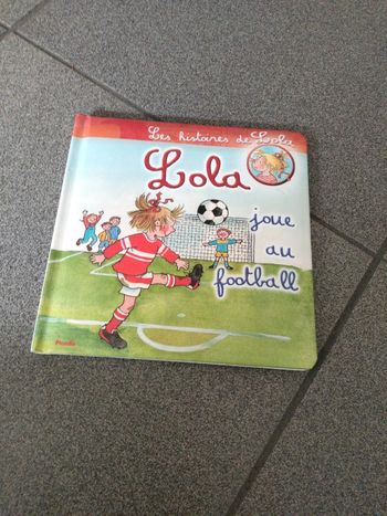 Lola joue au football