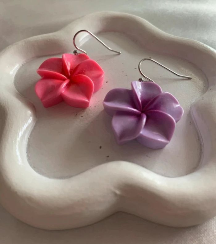 Boucles d’oreilles dépareillées fleur d’hibiscus rose et violette - photo numéro 6
