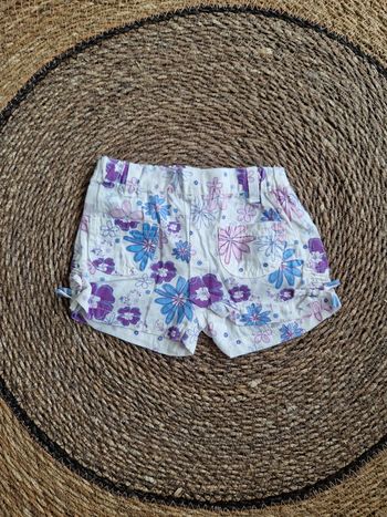 Joli short fleuris taille 6 mois