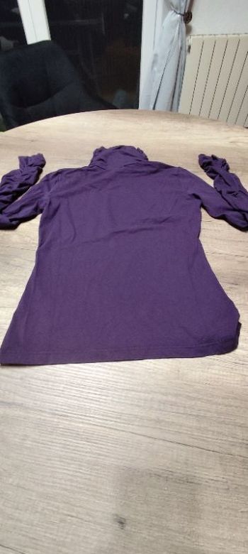 Très beau sous pull ou sweat shirt manches et col trapèze porte 1fois très bonne qualité