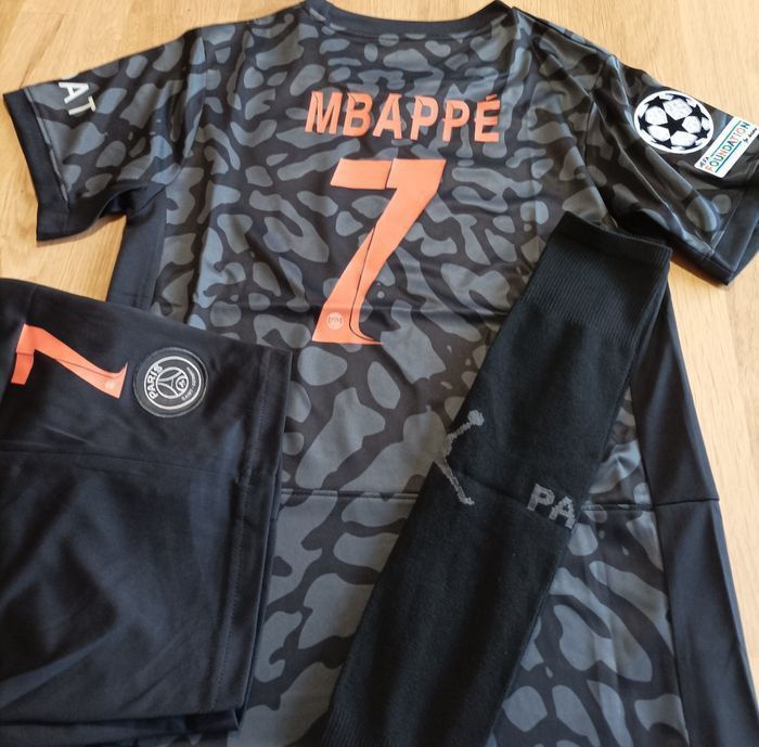 Maillot psg Taille L adulte modèle JRD Marine + PATCHS