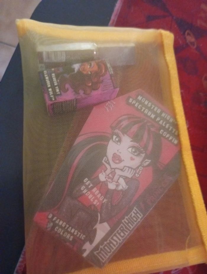 Lot maquillage Monster High Claudeen en et Draculaura neuf - photo numéro 3