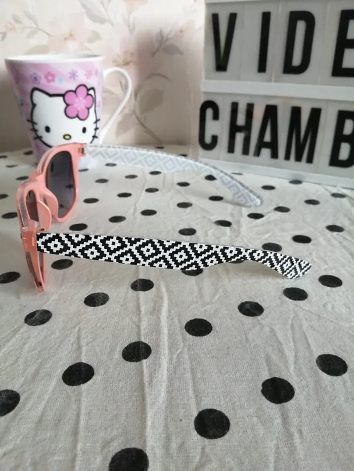 Lunettes de soleil corail avec motifs noir et blanc sur les branches / sans marque / (TU) - photo numéro 4