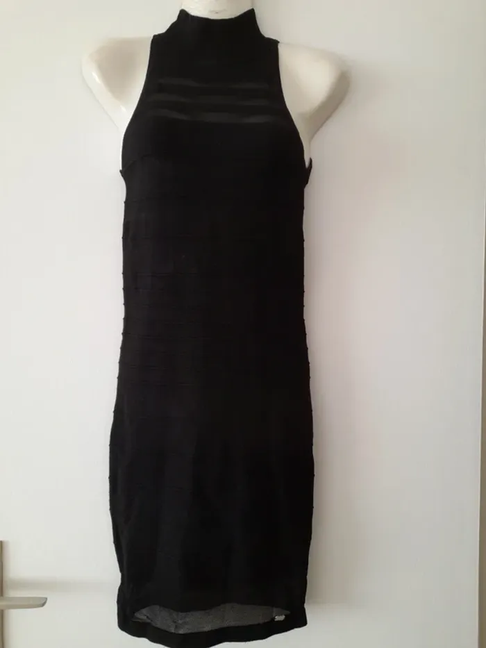 Robe noire moulante sans manches