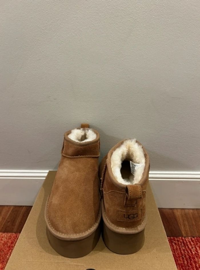 Bottes de neige courtes à talons hauts UGG, pointure 38 - photo numéro 5