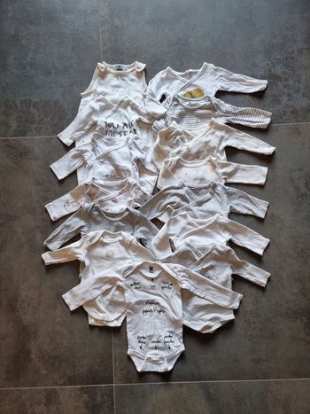 Lot bodies 1 mois et 3 mois