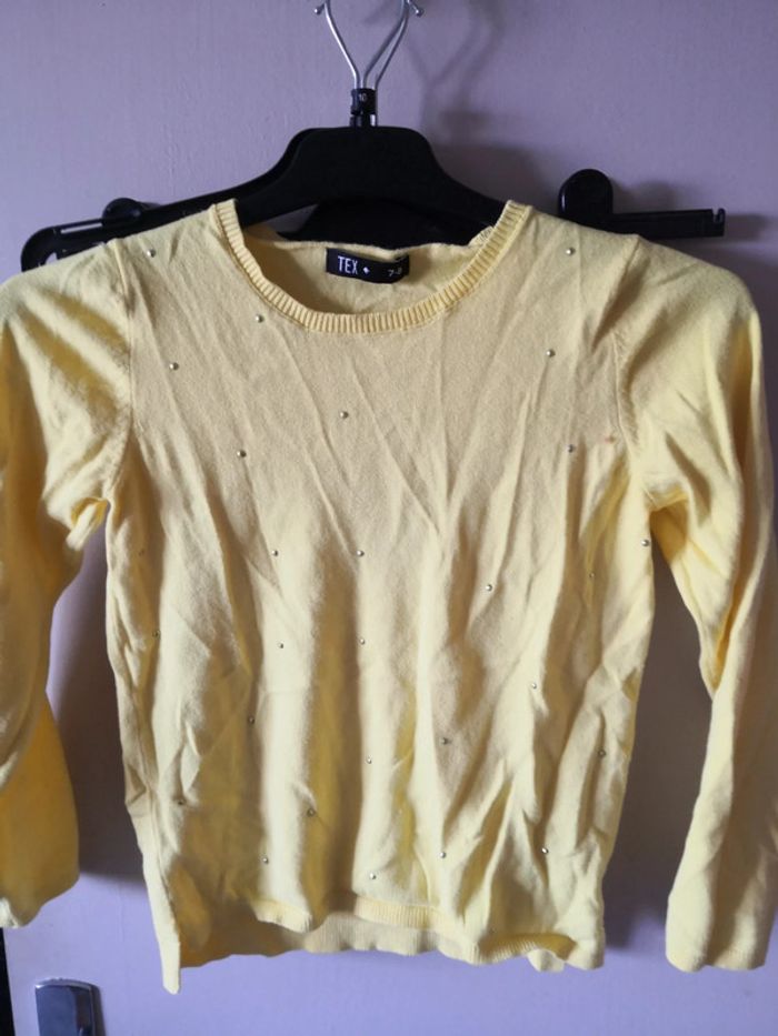 Pull jaune et strass