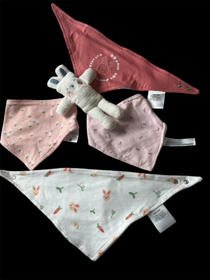 Lot de 4 bavoirs + un doudou