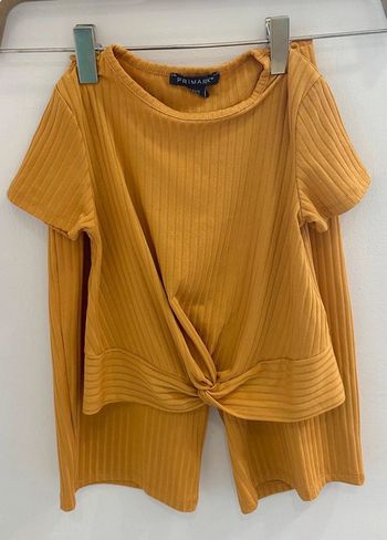 T-shirt et pantalon jaune moutarde