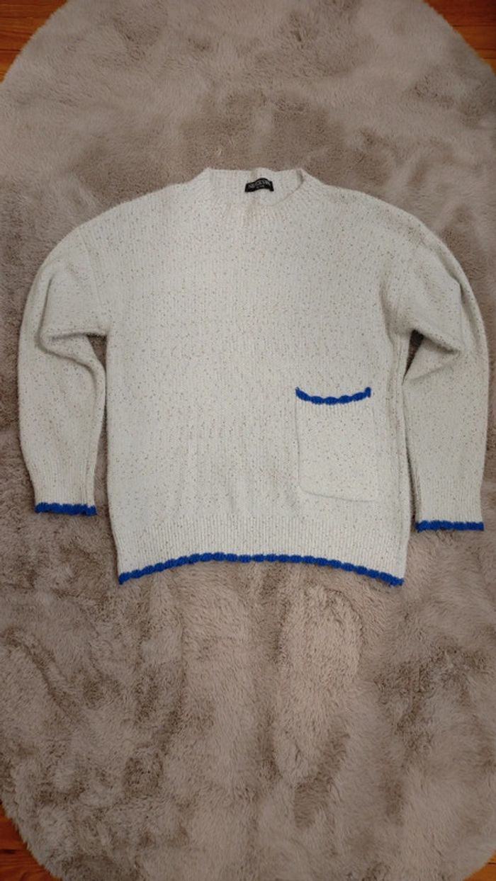 Pull blanc moucheté rose et bleu liseré bleu sur le bord manche doux