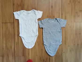 Lot 2 bodies MC TEX 9 mois