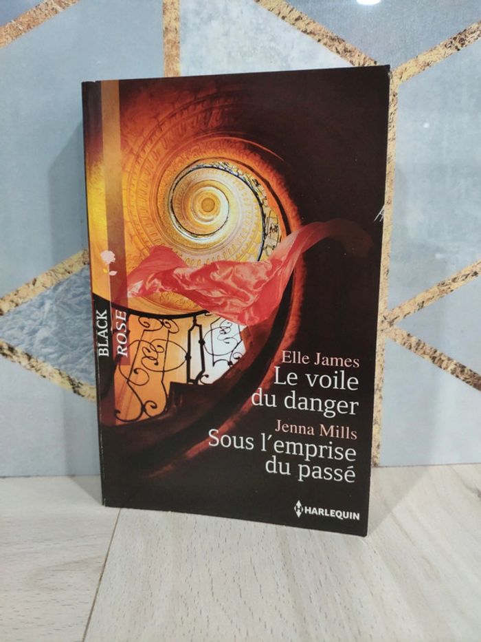Livre poche Harlequin le voile du danger James Sous l'emprise du passé Mills black rose