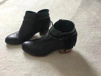 Bottines noires en cuir à talon avec franges semelle bois