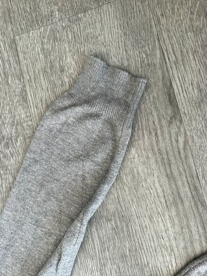 Léger pull gris - photo numéro 4