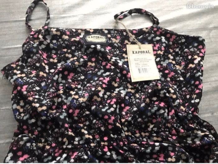 Très belle robe KAPORAL taille L (40) noir avec dessins colorés - photo numéro 9