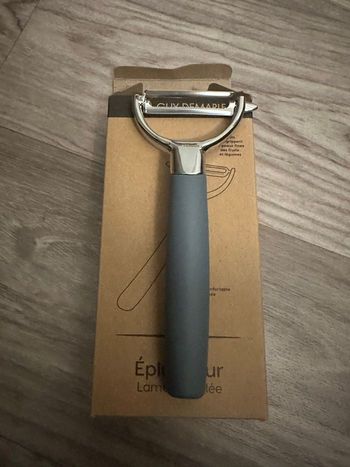 Éplucheur dentelé Y