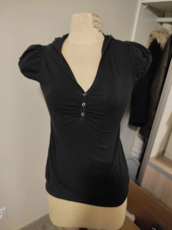 T-shirt noir capuche