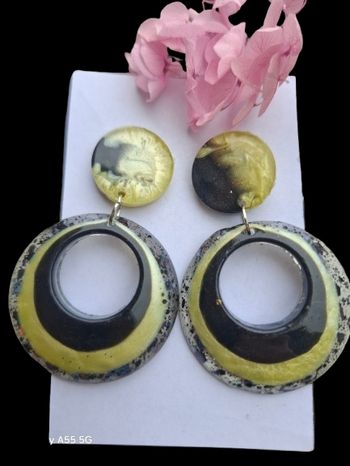🌑 Boucles d’oreilles éclipse solaire – Créoles résine noir & or effet céleste