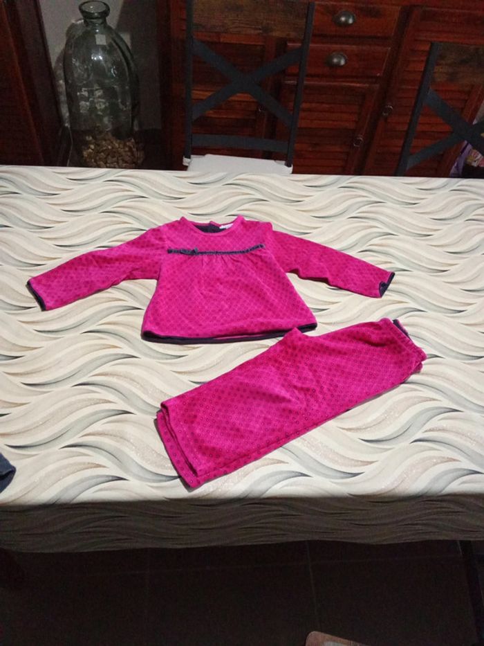 Pyjama velours fille 2 pièces fuchsia avec petites fleurs mauves et points argentés Okaïdi 36 mois