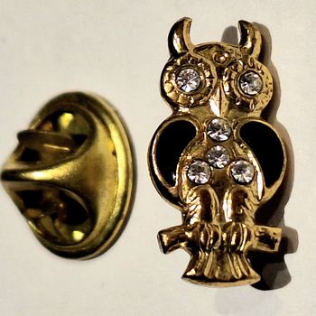 Chouette 6 strass métal doré 17mm broche montée en pin's