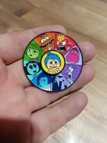 Pin's vice versa avec le centre qui tourne