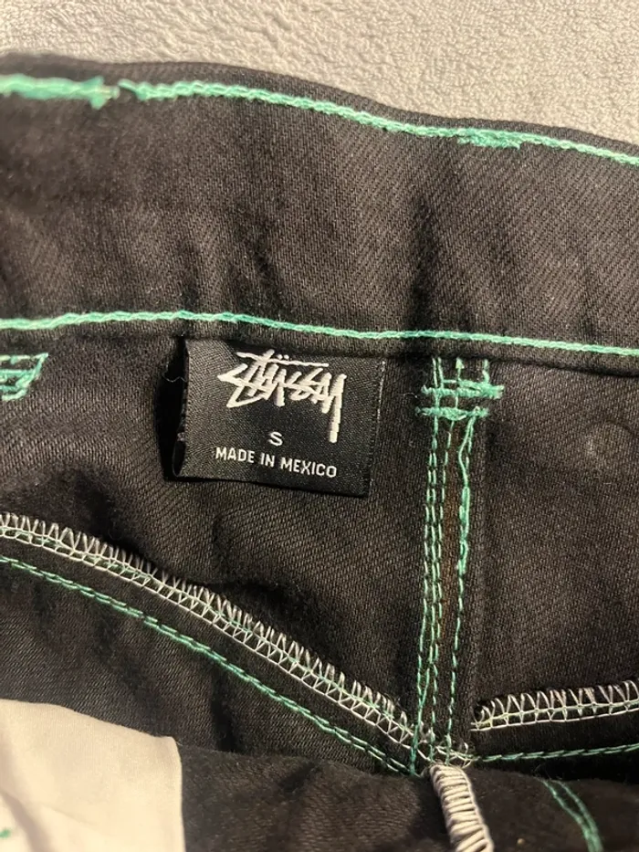 Short/Jort Stussy Black Embroidered Green Forest Big Logo Back – Taille S - photo numéro 7