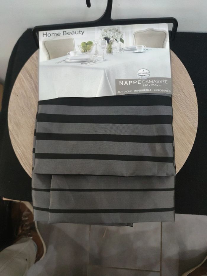 Nappe 140x250 anti tache imperméable infroissable neuf