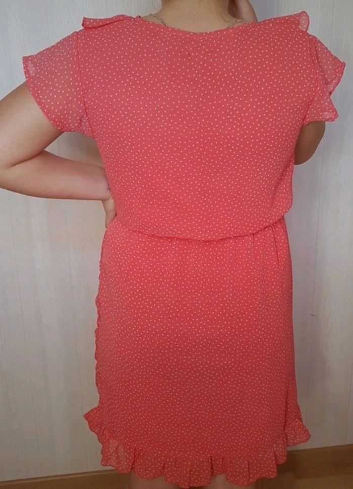 Robe d'été couleur corail avec volants - photo numéro 3